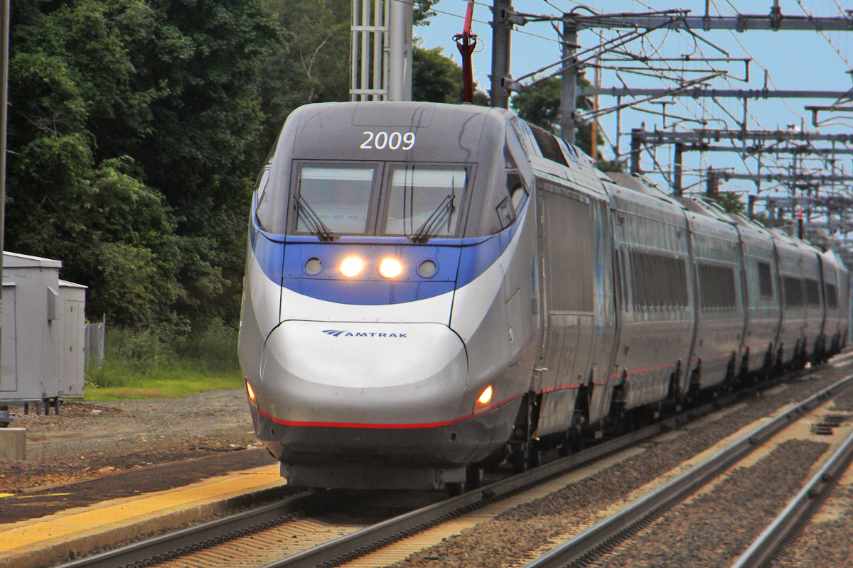 Shreder 9100 at English Wikipedia, Acela old saybrook ct summer2011, CC BY 3.0 | Amtrak Acela Express